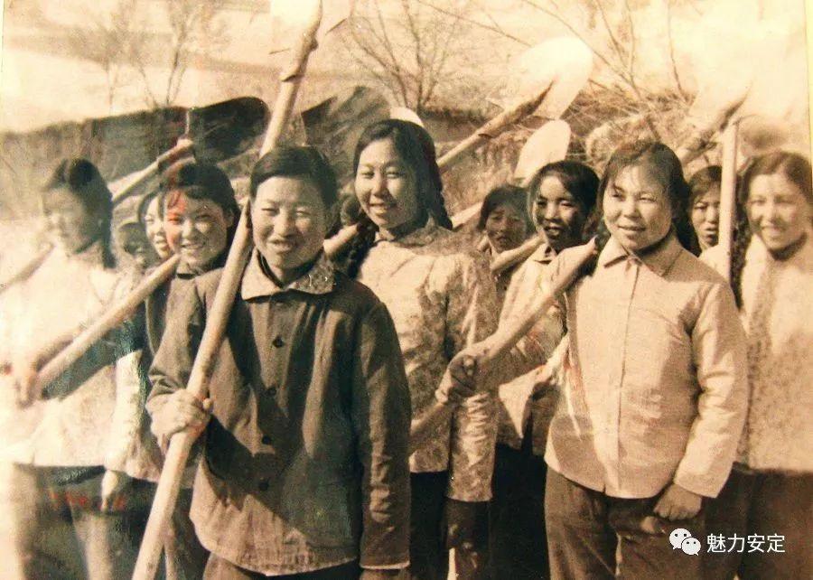 经典老歌与小苹果的碰撞，时代的旋律与变迁
