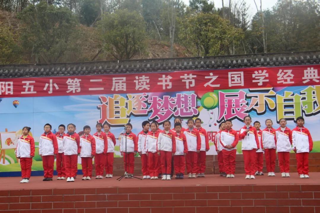 街头歌手的经典老歌串烧，时光旋律的街头回响
